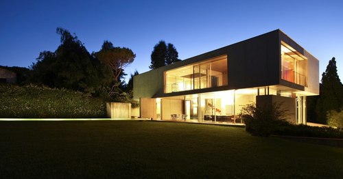 Dom kostka - dlaczego ta forma architektoniczna jest tak bardzo popularna wśród inwestorów i architektów